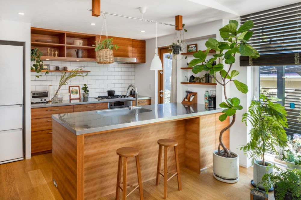 植物の緑が映えるⅡ型キッチン