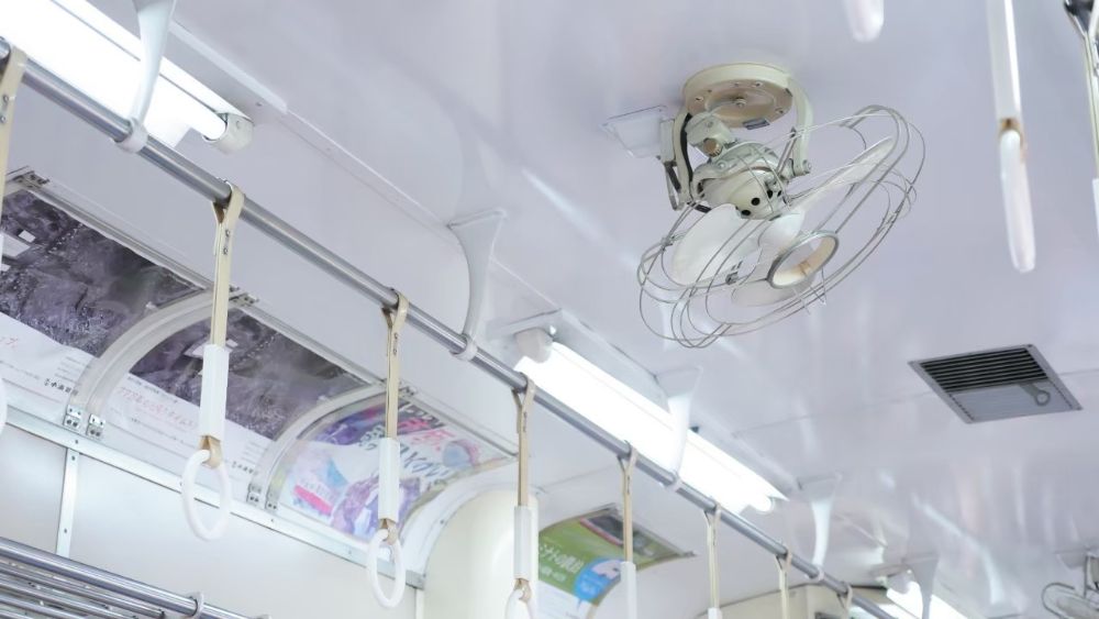 扇風機のついた電車内
