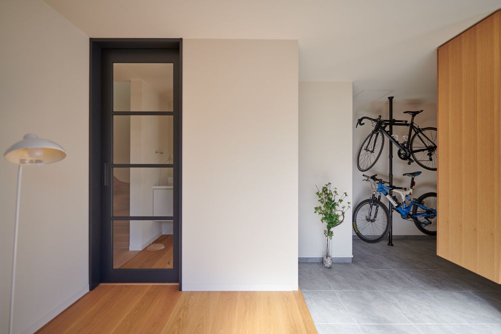 自転車の収納スペースとして活用されている玄関土間