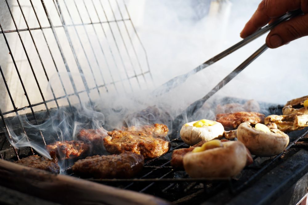 煙の上がっているBBQ