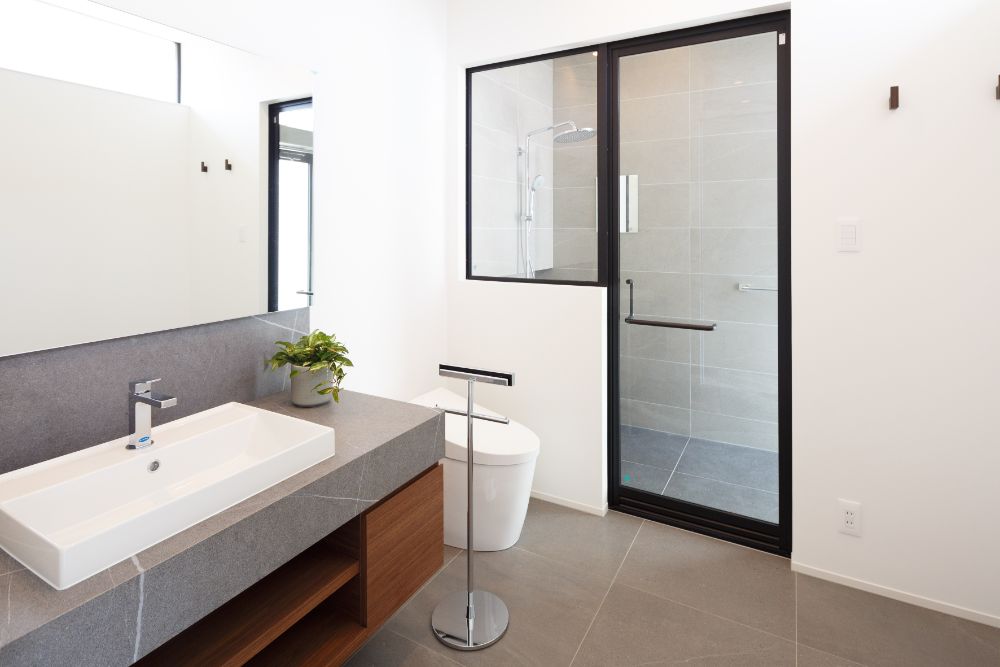 シャワールームとトイレ空間がつながっている様子