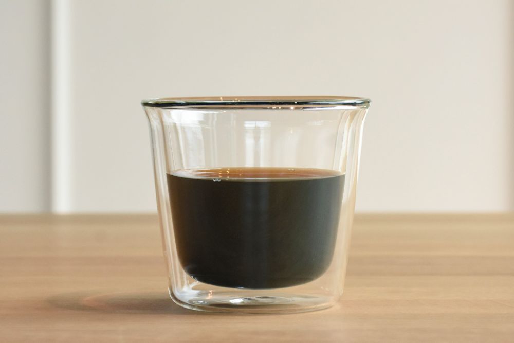 二重構造のグラスにコーヒーが入っている様子