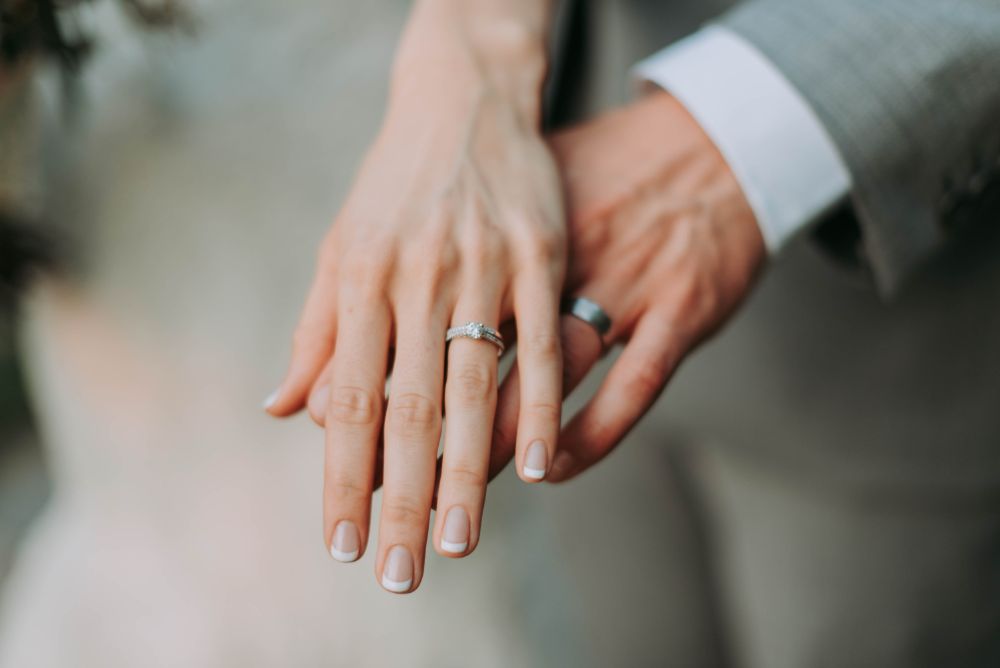 結婚指輪をはめた人の手