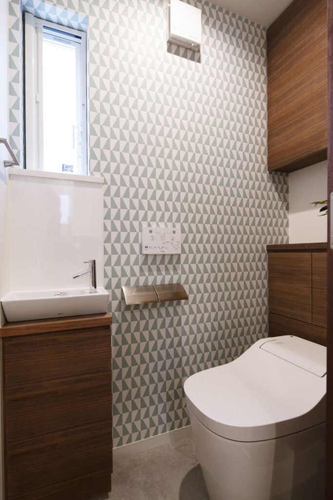 アルネヤコブセンがデザインした壁紙を使用したトイレ